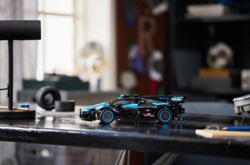 LEGO TECHNIC 42162 Bugatti Bolide Agile Blue image 2